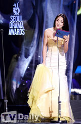 组图：胡歌金秀贤郑元畅首尔电视节同获人气奖