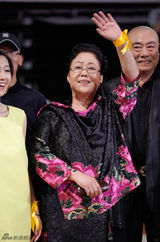 组图：大影节闭幕式 汤唯红裙知性王丽坤温婉