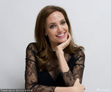 组图：朱莉宣传新片撩发魅惑 范宁黑裙雪肤娇嫩