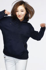 组图：新星林芮西运动写真俏皮青春