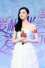 组图：景甜薄纱裙仙气十足 一颦一笑粉丝拍照