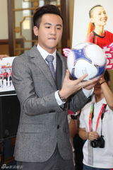 组图：欧萱变足球宝贝 《球在你脚下》进军中国