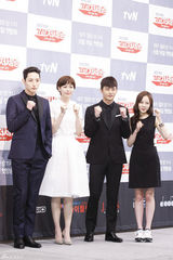 独家：《处世王》徐仁国李荷娜搭肩似亲姐弟