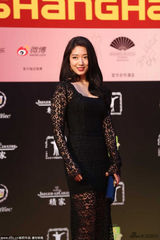 组图：朴信惠黑色蕾丝裙性感香艳 美腿若隐若现