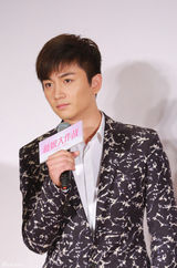 组图：Angelababy被问婚期找黄晓明 与倪妮嘟嘴互吻