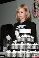 组图：安心亚化身俏丽女服务生上演喂食秀