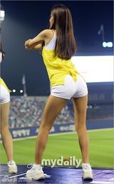 组图：Rainbow佑丽胜雅任棒球赛开场嘉宾