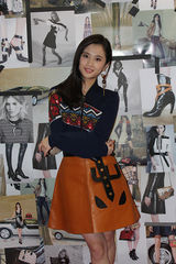 组图：范冰冰穿短裙亮相 与老总贴面吻秀亲密