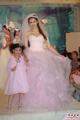 组图：何傲儿避谈旧爱 爆乳披婚纱有出嫁感觉