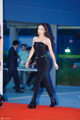 独家：韩女团同场争人气 抛胸露腿抢风头