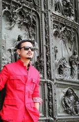 组图：袁文康威尼斯写真曝光 帅气红衣型男魅力