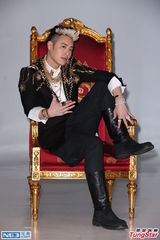 组图：潘玮柏身披5000万珠宝 为新专辑拍宣传照