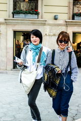 组图：轮值导游许晴逆袭 帮弟妹买早餐托行李