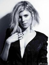 组图：《纸牌屋》女记者深V爆乳 超短裙秀玉腿