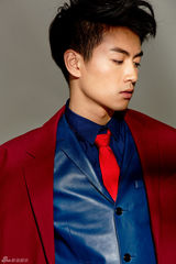 组图：陈晓【演员】红蓝撞色大片 眼神犀利秀型男风范