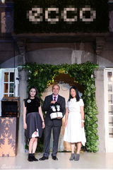 组图：秦岚上海出席活动 黑色花苞裙身姿娇俏