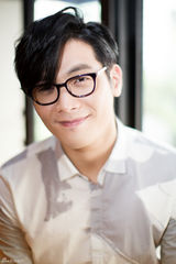 组图：崔丹尼尔戴眼镜儒雅绅士展笑颜