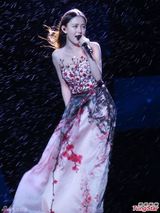 组图：汪小敏亮相民歌节 穿露肩长裙暴雨中献唱