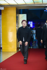 独家：金汎助阵《举报者》 戴小帽羞涩微笑