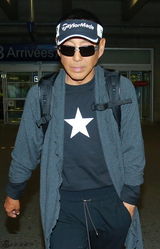 组图：陈道明戴墨镜抵戛纳 张艺谋微笑挥手致意