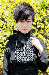 组图：李宇春戛纳拍写真 黑衣酷帅钻饰高贵