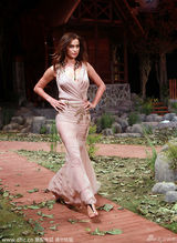 组图：C罗女友走秀遇尴尬 裙子被撑破露大腿