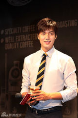 组图：李敏镐亲做咖啡 称与金喜善最合拍