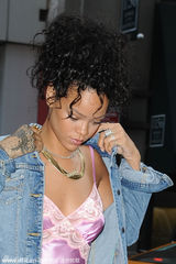 组图：蕾哈娜低胸粉睡衣出街 真空上阵无所顾忌