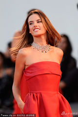 组图：维秘超模安布罗休助阵威尼斯 挤沟送吻