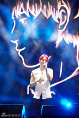 组图：韩团JYJ越南开唱 六千粉丝冒雨捧场