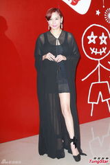 组图：郑希怡大婚热吻老公 欲为阿娇牵红线