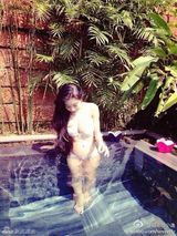 组图：越南网络红人小逸晒私照 童颜巨乳晒半球