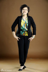 组图：宋春丽全新封面大片 《独刺》母子深情对话