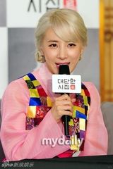 组图：徐仁英等穿韩服宣传《了不起的婆家》