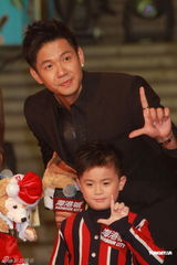 组图：范玮琪黑人携手出席活动 夫妻大秀甜蜜