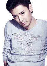 组图：韩栋时尚写真曝光目光如炬 蓄胡显熟男风范