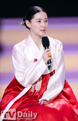 组图：李英爱穿韩服纪念《大长今》播出10周年