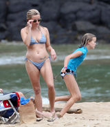 高清图：瑞茜-威瑟斯彭海边度假 比基尼秀纹身