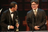 组图：王家卫获最佳编剧 台下激动握手庆祝