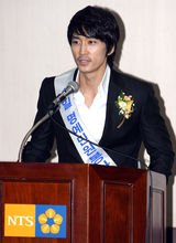 高清图：宋承宪出席第44届纳税人之日纪念活动