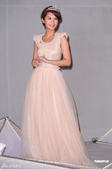 组图：杨丞琳新歌发表变熟女 耗资300万打造记者会