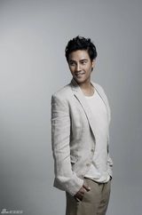 组图：丁子峻暖春造型曝光 帅气笑容添暖意