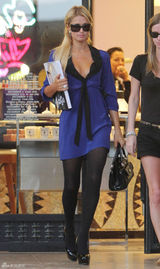 高清组图：帕丽斯-希尔顿和妹妹驾车外出购物