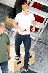 组图：乔什-哈切森金发现身《饥饿游戏2》片场