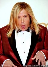 组图：艾美奖红毯 史蒂文-科若卡奴眼神呆滞玩恶搞