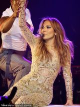 组图：洛佩兹捧场拳王阿里 化身妖姬被猛男摸身