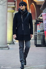 组图：杨金承冬日街拍出炉 身材修长气质出众