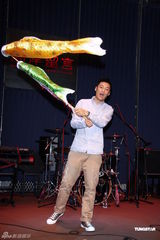 组图：余文乐首发国语大碟 大S跨刀演出MV