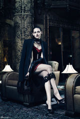 组图：塞隆携斯图尔特蒙面登封面