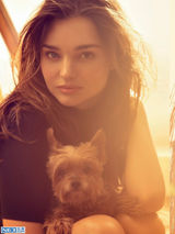 组图：米兰达香肩半露醉夕阳 身材丰满升级